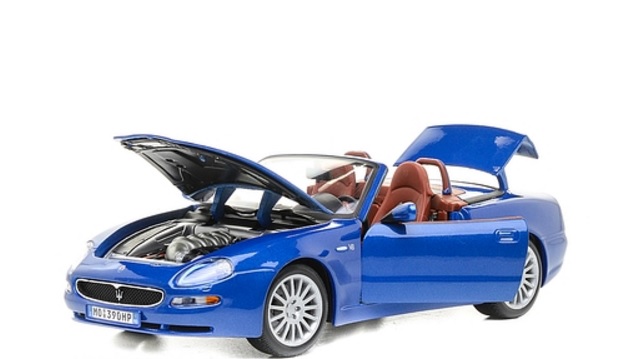 Модель машины Maserati GT Spyder, 1:18  